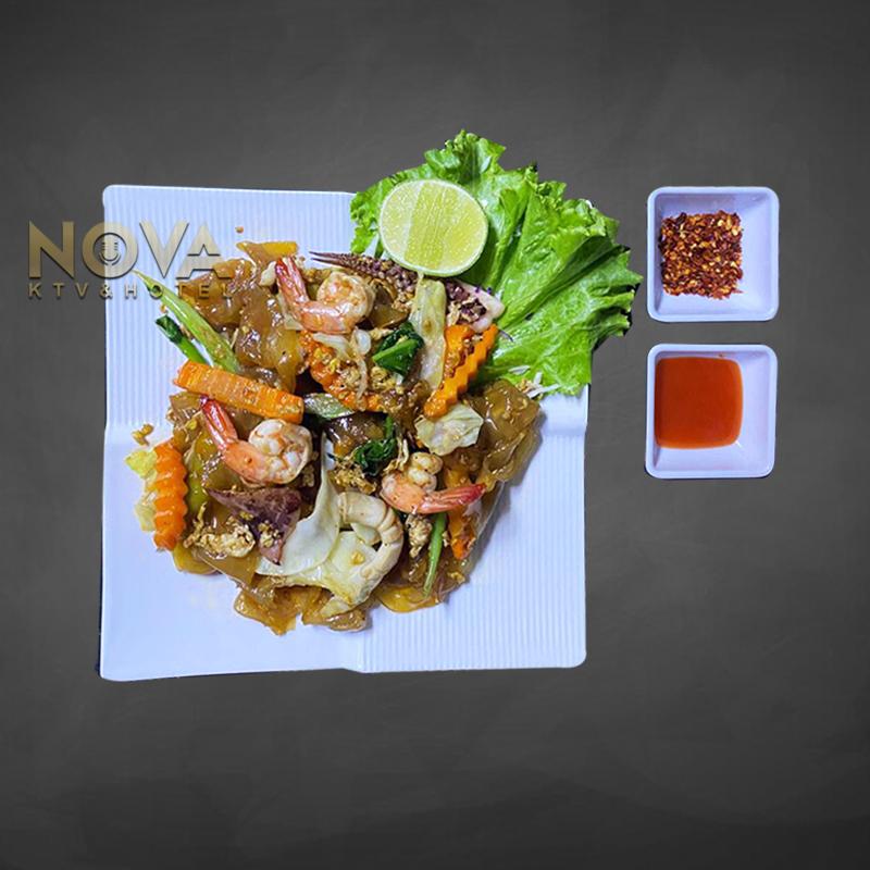 Seafood Pad See Ew