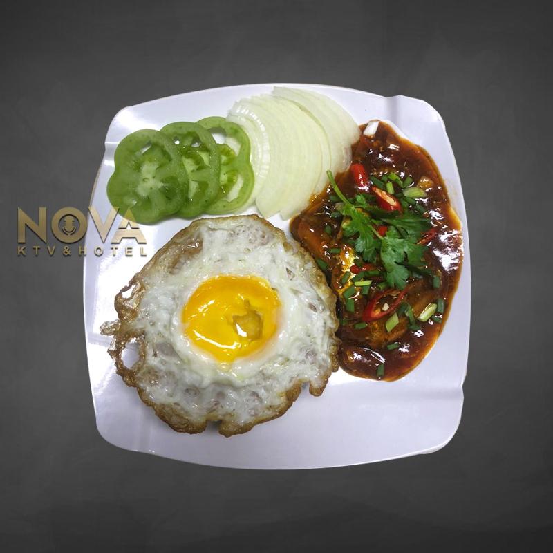 Canned fish fried with fried egg and rice served