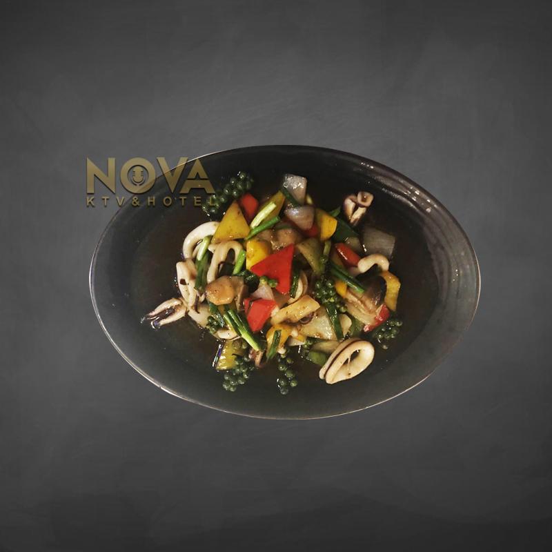 Stir fried squid with green pepper