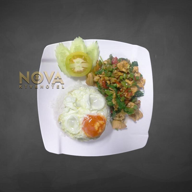 Stir-fried chicken with holy basil and rice served