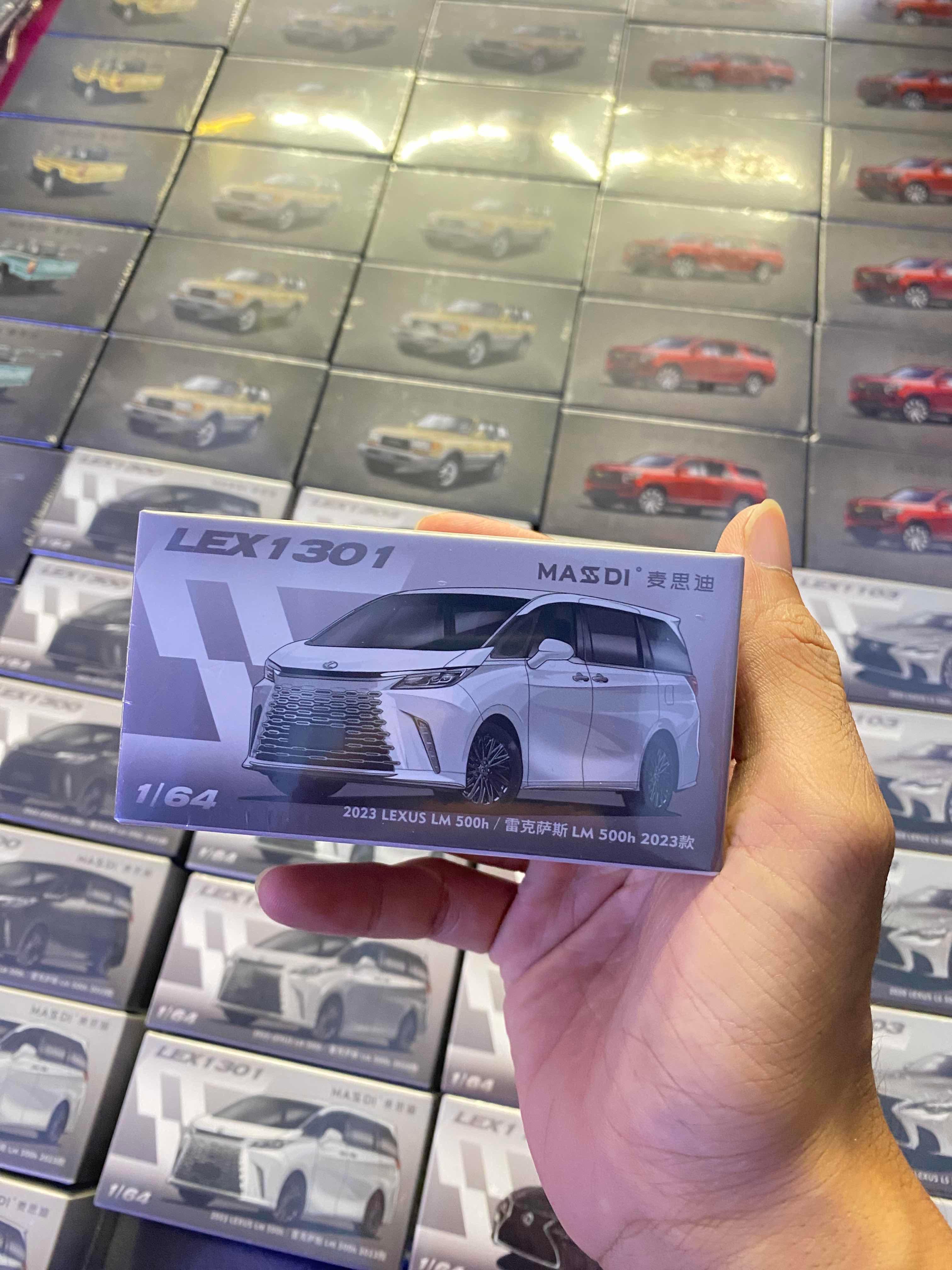 Lexus LM 500h