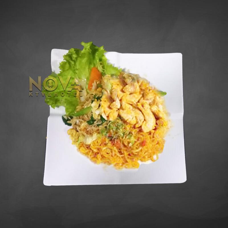 Stir-fried chicken noodles
